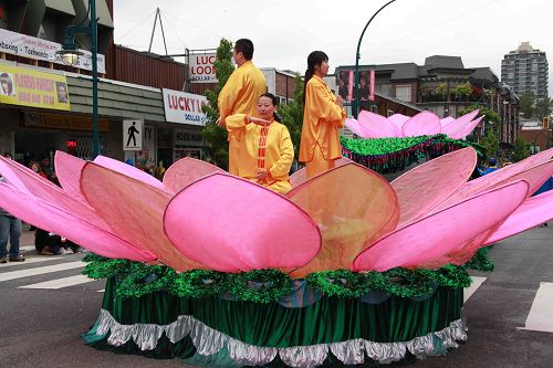 图1-4:温哥华法轮大法学员参加大温哥华地区高贵林港市庆祝五月节的游行,受到欢迎。