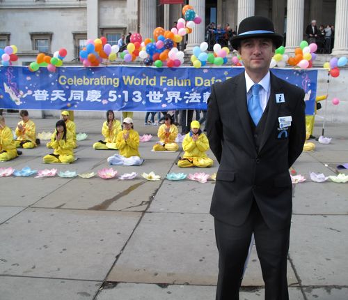 伦敦街道大使拉法尔(Rafal)先生称赞世界法轮大法日庆典活动