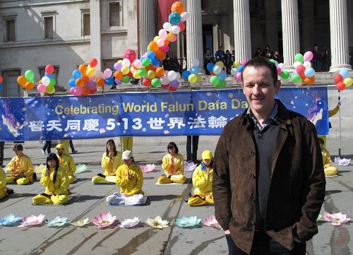 来自以色列的亚当(Adam)在伦敦鸽子广场看到世界法轮大法日庆祝场面,认为中共对法轮功的打压注定失败
