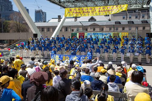 法轮功学员以歌舞、音乐等形式,庆祝法轮大法传世二十二周年
