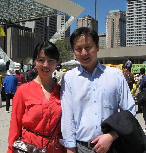 法轮功学员何宇和李菲说,每年在法轮大法日这个特别的日子里,都非常感恩。