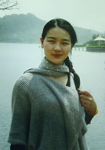 何文婷,又名何晶,笔名曲童,师从李正天、艾欣,学习美学,哲学,油画。自幼酷爱艺术绘画与写作。15岁加入永州市作家协会。并在多家杂志发表小说和漫画作品。着有诗歌集《拂尘》。