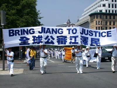 图5:二零零三年七月二十一日,来自世界各地六十多个国家的五千多名法轮功学员在美国首都华盛顿举行了声势浩大的全球公审迫害法轮功元凶的集会和游行