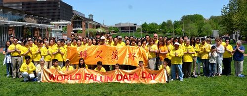 图1:美国费城法轮功学员于独立宫广场庆祝法轮大法日并祝师尊生日快乐