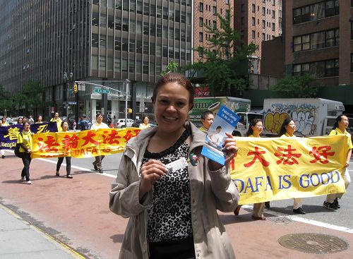 图20:在联合国大楼附近一高级办公楼工作的Sandra表示,游行传递着“真、善、忍”很重要。