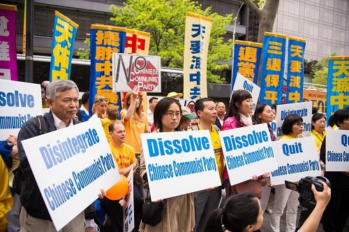 图11:台湾法轮大法学会理事长张清溪教授(前排左一)表示:“而从天意来讲,因为中共犯的罪太大了,所以只能被解体。”