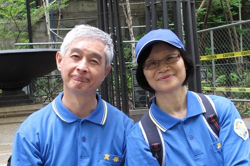 图13:来自英国的法轮功学员麦克•李和太太