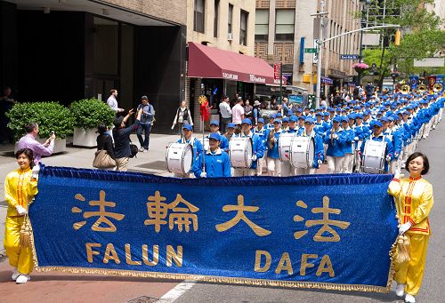 图1-6:浩浩荡荡、色彩缤纷的游行队伍
