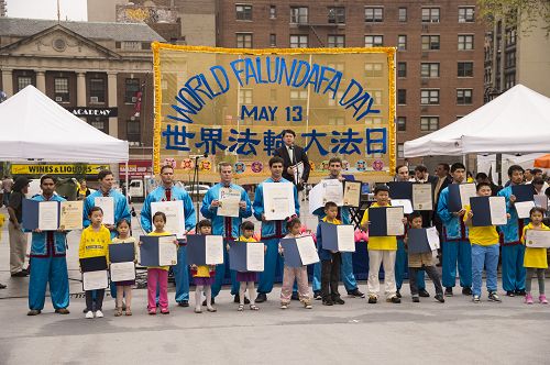 图7:此活动收到了三十二位来自美国各州,县(市)发来的褒奖,这些美国官员们都预祝大家有一个快乐的“世界法轮大法日”。