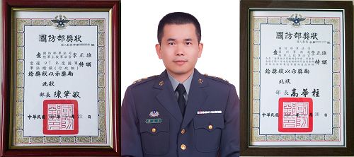 图2:李正雄两度获得军法楷模殊荣,他说:“这全部要归功于法轮功‘真善忍’精神对我的指导。”