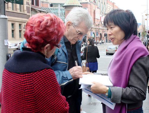 悉尼法轮功学员举办真相长城活动,路人认真了解真相,声援反迫害。