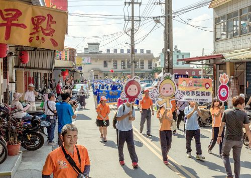 二零一四年五月三十一日,法轮功团体应邀参与凤荔节高雄九曲堂踩街活动
