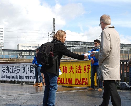 柏林法轮功学员常年坚持在亚诺维兹桥上演示功法,发真相传单