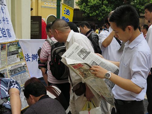 大陆民众收到报纸后,马上打开阅读