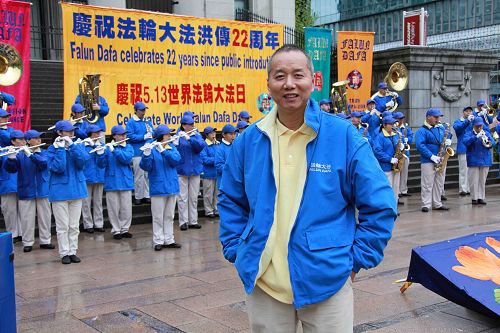 周先生表示,修炼法轮大法后,他在家庭和生意上都深深受益