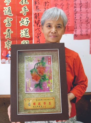 潘春鹤认真勤奋,获得模范劳工表扬