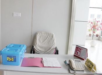 摆着法轮大法真相台历的办公桌(2)
