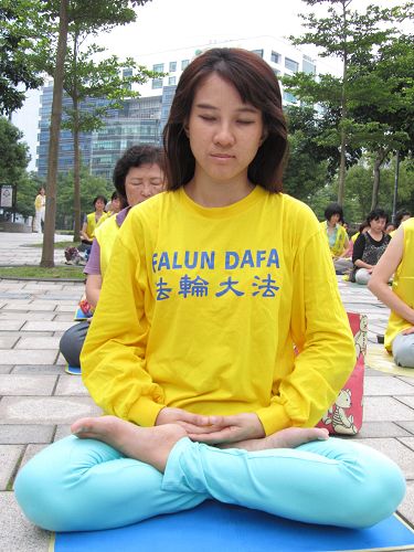 图2.台湾大学政研所硕士李佳鸿修炼后获智慧,并懂得为别人着想,个性变得温婉孝顺。