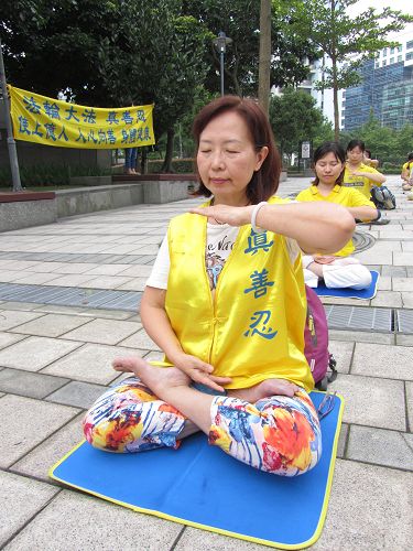图4.国中教师金淑洹课业负担繁重易疲累,修炼大法之后精神饱满,脾气也变温和。