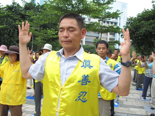 图5.退休军人吴锡昌修炼之后,改变为私为我的观念,懂得先他后我的利他精神,处处为别人着想。