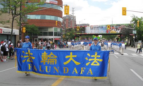 多伦多法轮功学员组成的天国乐团应邀参加下午三点的布兰普顿(Brampton)花节游行