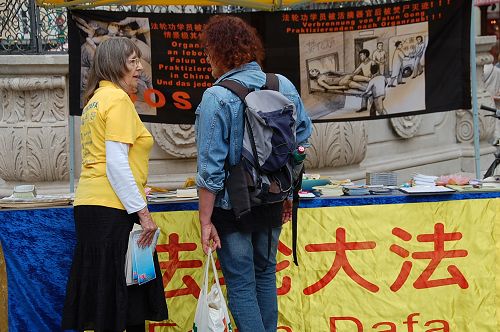 图1-2:奥地利法轮功学员在萨尔斯堡市中心广场设立真相点,传播法轮功真相。