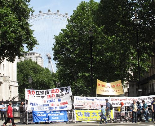 图1-3:二零一四年六月十七日,英首相卡梅伦与到访的中共总理李克强会见,法轮功学员从早八点到晚上六点在英国首相府大门对面进行和平抗议。