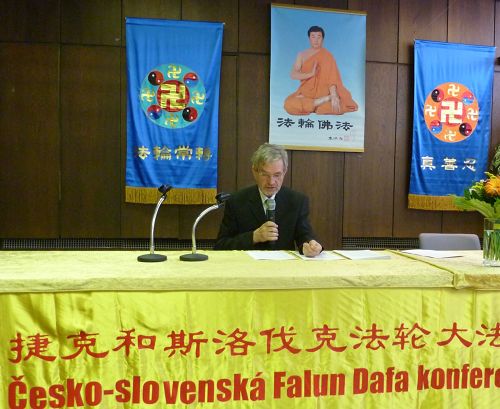 图:法会上,法轮功学员从各个方面分享了自己的修炼体会