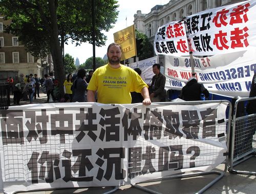 六月十七日,英国法轮功学员理•豪尔(Lee