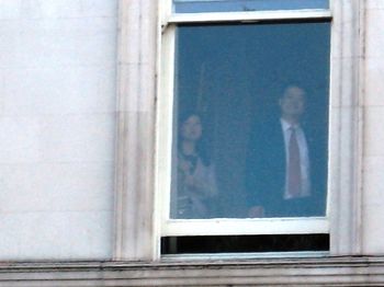 图5:外交部二楼的窗口,中方人员都在看马路对面法轮功学员抗议的横幅和场面