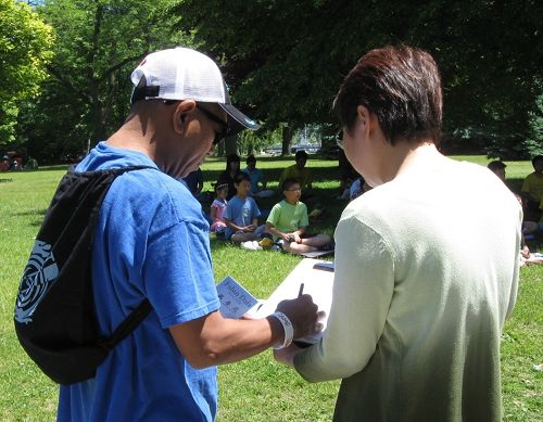 图2,游客在反活摘器官征签表上签名