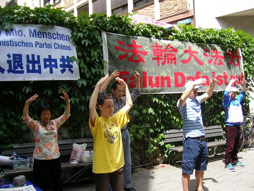 德国慕尼黑景点,法轮功学员讲真相、劝三退(退出中共党、团、队)