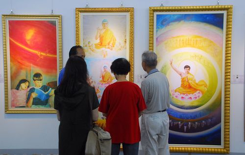 图2-3:在台湾嘉义大学举办的真善忍美展,帮助参观者了解法轮功真相