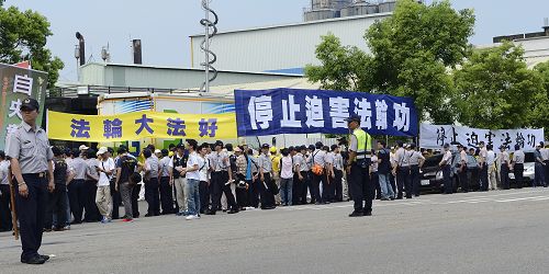 图10:“停止迫害法轮功”巨型横幅,沿着张志军行车路径拉开数百公尺。