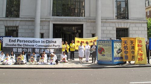 二零一四年七月十二日上午,法轮功学员在伦敦中使馆对面举行反迫害集会
