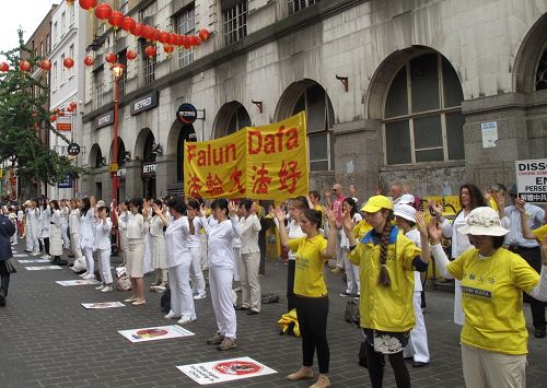 二零一四年七月十二日,法轮功学员在伦敦唐人街展示法轮大法美好、讲真相