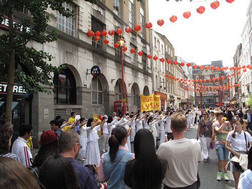 二零一四年七月十二日,法轮功学员在伦敦唐人街展示法轮大法美好、讲真相