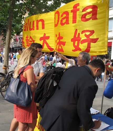 二零一四年七月十二日,法轮功学员结束游行后继续在圣马丁广场炼功、讲真相、反迫害征签
