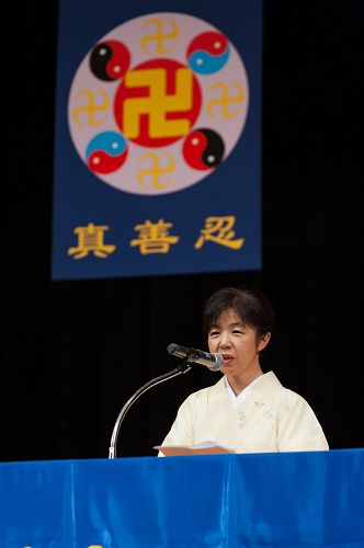 图2-4:法轮功学员在二零一四年亚洲法会上交流修炼心得
