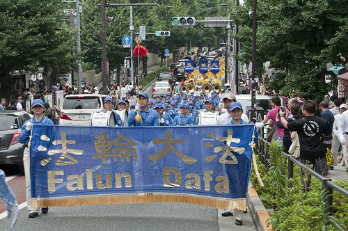 图6-8:二零一四年亚洲法会第二天,法轮功学员在东京繁华街区举行盛大游行
