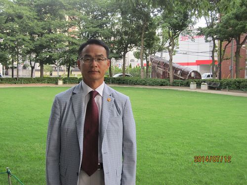 图9:韩国法轮大法学会发言人吴世烈表示参加法会受益非常大