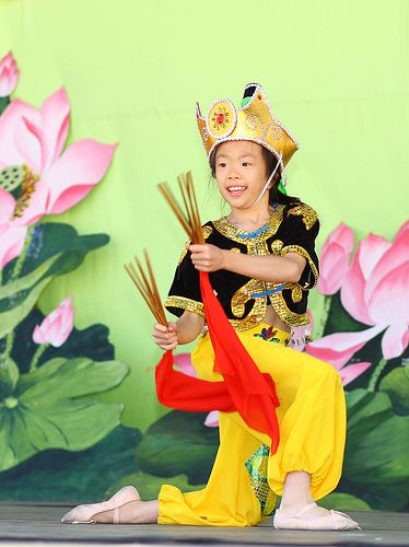 图6:Aleeza平时还练跳中国古典舞,她在法轮大法日庆祝活动上表演了《筷子舞》