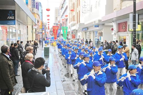 图1-7:墨尔本法轮功学员在市中心游行,纪念和平反迫害十五周年