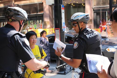 图9:警察接过真相资料,表示回去好好看看。