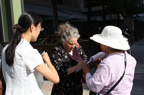 图10:多伦多市民法庭翻译Georgie在路口Yonge/Queen遇见了这次的活动