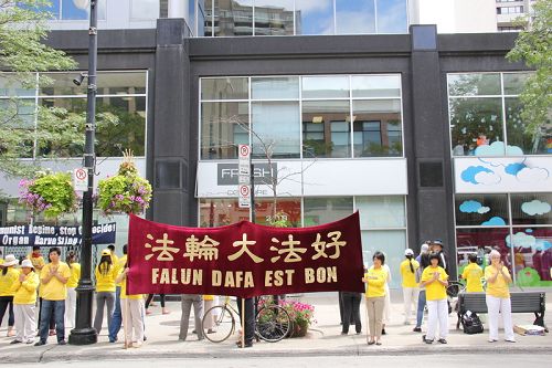 图一:蒙特利尔的法轮功学员在蒙特利尔中领馆前举行和平理性反迫害十五周年集会