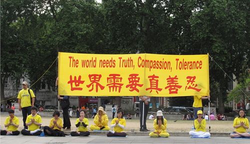 二零一四年七月十六日,英国法轮功学员于当天在英国国会大厦前举行了一整天的讲真相反迫害活动