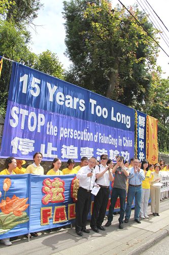 图4:加拿大价值守护联盟的李先生表示,很多向往正义的人愿意和法轮功学员一起努力反迫害