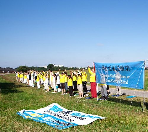 图5,七月二十日上午法轮功学员到斯德哥尔摩中使馆对面集体炼功、征签呼吁制止迫害。