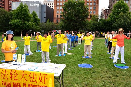 二零一四年七月十九日,费城法轮功学员在美国国家独立历史公园举行反迫害活动,传播法轮功的美好,揭露中共的邪恶,同时呼吁中国同胞退出邪党及其组织,各界帮助制止迫害。